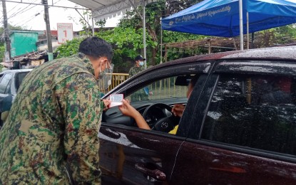 <p><strong>BORDER CHECKPOINT.</strong> Police randomly check the motorists at the city's border during the start of the QR code system on Oct. 12, 2020. For quick passage at the border checkpoints, the Dagupan City police advised the motorists and their companions, if there are any, to prepare valid Identification (ID) cards for those from within Pangasinan or QR code among other requirements for individuals from outside the province. <em>(Photo by Liwayway Yparraguirre)</em></p>