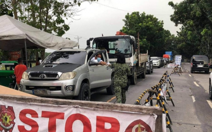 <p><strong>FREE FACE SHIELDS</strong>. Police front-liners distribute free face shields to motorists in Shariff Aguak, Maguindanao on Saturday (Oct. 17, 2020). The provincial government has initiated the distribution of free face shields to further protect its constituents against the spread of the coronavirus disease 2019. <em>(Photo courtesy of Shariff Aguak LGU)</em></p>
<p> </p>