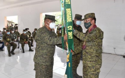 <p><strong>TURNOVER.</strong> Maj. Gen. Juvymax Uy (right), commander of the Army’s 6th Infantry Division, hands over the Army’s 603rd Infantry Brigade banner to incoming commander Col. Eduardo Gubat during a turnover ceremony on Sunday (Oct. 18, 2020). Gubat replaced Brig. Gen. Wilbur Mamawag, who will be transferred to the Army’s 8ID in the Visayas. <em>(Photo courtesy of Army’s 6ID)</em></p>