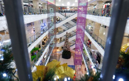 <p><strong>NO MINORS IN MALLS.</strong> The interior of a mall in Quezon City. The Metro Manila Council on Wednesday has agreed to retain the ban on minors in malls in the National Capital Region and may reconsider the decision after consultation with pediatric experts. <em>(PNA photo by Robert Oswald Alfiler)</em></p>