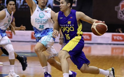 <p><strong>STILL UNDEFEATED.</strong> RR Pogoy outduels Matt Wright in a scoring battle as Talk ‘N Text defeated Phoenix in the ongoing PBA bubble play at the Smart 5G-powered AUF Sports Arena in Angeles City, Pampanga Monday (Oct. 19, 2020). TNT remains undefeated in four games.<em> (Photo courtesy of PBA Images)</em></p>