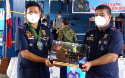 <p><strong>COMMAND VISIT.</strong> Brig. Gen. Valeriano de Leon (left), Central Luzon police director, receives a memento from Nueva Ecija police director, Col. Marvin Joe Saro when he visited Nueva Ecija on Monday (Oct. 19, 2020). De Leon urged his men to be more aggressive in their campaign against illegal drugs and criminality. <em>(Photo by Marilyn Galang)</em></p>