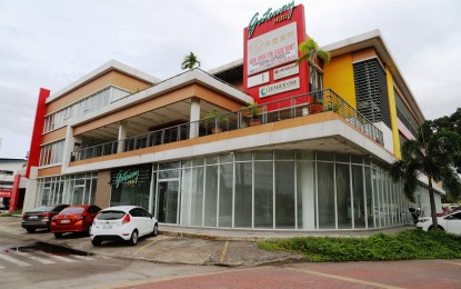 <p><strong>VACANCY</strong>. A sign at the Gateway Hub building that used to house the Great Empire Gaming and Amusement Corporation at the Subic Bay Freeport says it is now open to new tenants. The said POGO firm closed shop and sent all its 368 Chinese workers back to China in June after losing PHP106 million due to the Covid-19 pandemic<em>. (Photo by Ruben Veloria)</em></p>