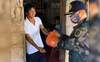 <p><strong>AID FOR POOR.</strong> A man in Catarman, Northern Samar receives a relief pack from members of the Philippine National Police (PNP). The PNP in the province on Wednesday (Oct. 21, 2020) said it helped 2,315 poor families affected by the health crisis through its “Kapwa Ko, Sagot Ko!” adopt-a-family program. <em>(Photo courtesy of Northern Samar Provincial Police Office)</em></p>
<p> </p>