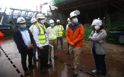 <p><strong>INSPECTION</strong>. Public Works Secretary Mark Villar (2nd from right) inspects the ongoing construction of the Estrella-Pantaleon Bridge Replacement Project on Tuesday (Oct. 20, 2020). Villar said the construction has shown significant progress despite the coronavirus pandemic. <em>(DPWH photo)</em></p>