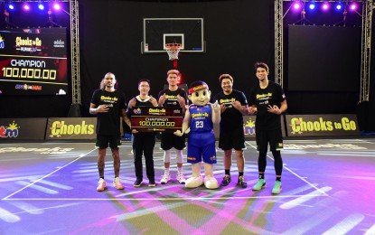 <p><strong>WINNERS.</strong> Zamboanga City receives a PHP100,000 paycheck after taking Leg 1 of the Chooks-to-Go Pilipinas 3x3 President's Cup on Oct. 21, 2020 at the Inspire Sports Academy in Calamba City. The game ended on a 7-0 run to overcome a 14-17 deficit. <em>(Photo courtesy of Chooks-to-Go)</em></p>