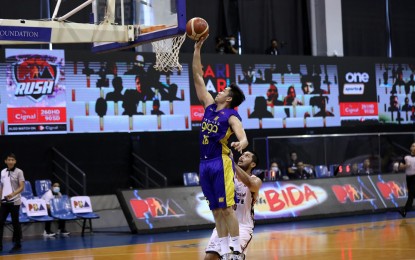 <p><strong>STILL UNDEFEATED</strong>. RR Pogoy scores on a layup against Blackwater's Frank Golla in Talk ‘N Text’s 109-96 win in the Philippine Basketball Association bubble at the Angeles University Foundation Sports and Cultural Center on Thursday (Oct. 22, 2020). TNT remains undefeated in five games. <em>(Photo courtesy of PBA Images)</em></p>