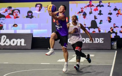 <p><strong>SEMIS STINT</strong>. Zamboanga Peninsula’s Rudy Lingganay goes up for a lay-up as Marvin Hayes of Saranggani looks on during Wednesday’s (Oct. 20, 2020) action of Chooks-to-Go Pilipinas 3x3 President's Cup. Peninsula barged into semifinals of Leg 1. <em>(Contributed photo)</em></p>