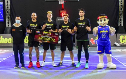 <p>Zamboanga City receives PHP100,000 for winning the second leg of the Chooks-to-Go Pilipinas 3x3 President's Cup on Oct. 23, 2020 at the Inspire Sports Academy in Calamba City. <em>(Photo courtesy of Chooks-to-Go)</em></p>