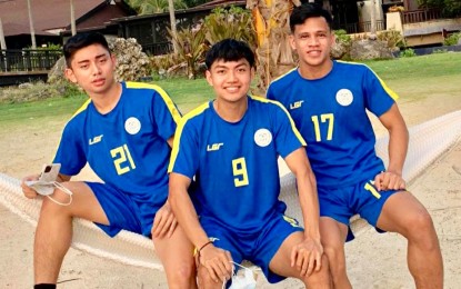 <p><span style="color: #26282a; font-family: 'Helvetica Neue', Helvetica, Arial, sans-serif; font-size: 16px;"><strong>AZKALS HOPEFUL.</strong> (L-R) Jethro Borlongan, Troy Limbo, and Carlo Dorin get ready for the Philippine Football League (PFL) Qatar Airways backed Bubble mini-tournament which kicks off on Sunday (Oct. 24, 2020) at the PFF Training Center football field in Carmona, Cavite. The three young footballers from Cagayan de Oro City want to play for the National football team, Azkals, someday. <em>(Photo courtesy of ADT organizers)</em></span></p>