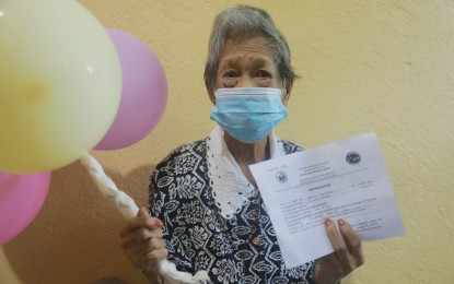 <p><strong>SURVIVOR</strong>. Nazaria Crisostomo, a 91-year-old resident of Orion, Bataan, shows the certificate indicating that she has fully recovered from Covid-19 after completing the 14-day quarantine. She is so far the oldest Covid-19 survivor in Bataan<em>. (Contributed photo)</em></p>