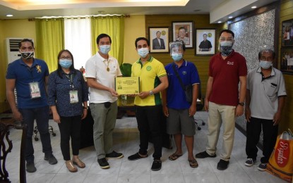 <p><strong>PARTNERSHIP</strong>. The Department of Agriculture in Central Visayas on Friday (Oct. 23, 2020) inked an agreement with Cebu City-based Ulay Agro Industrial Enterprises (UAI) and the Dumalan Farmers' Association Inc. (DUMFA) in Dalaguete, southern Cebu to market the latter’s farm goods. (<em>Photo courtesy of DA-7</em>)  </p>