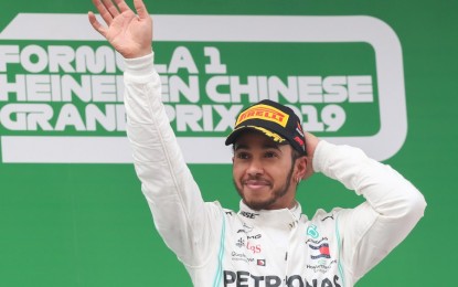 <p><strong>RECORD WIN</strong>. Mercedes driver Lewis Hamilton celebrates on the podium after winning the 2019 Chinese Grand Prix at the Shanghai International Circuit. He won the Portuguese Grand Prix on Sunday (Oct. 25, 2020) for a 92nd career victory to break Michael Schumacher's long-standing record. <em>(Xinhua file photo/Ding Ting)</em></p>
