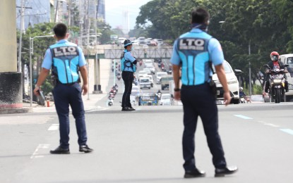 <p>LTO traffic enforcers<em> (PNA photo by Robert Oswald P. Alfiler)</em></p>