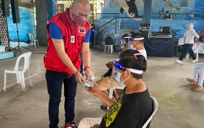 <p><strong>EMERGENCY AID</strong>. Social Welfare Assistant Secretary Jade Jamolod personally releases on Tuesday afternoon (Oct. 27, 2020) the PHP3,000 emergency cash assistance to one of the 100 market vendors from Barangay Fatima in General Santos City who were affected by the coronavirus disease 2019 (Covid-19) pandemic. The beneficiaries also received a box of family food pack as well as grocery items, face masks, face shields, and 10 bicycles from Senator Christopher Lawrence “Bong” Go. (<em>Photo courtesy of DSWD-12</em>) </p>