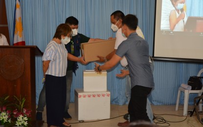 <p><strong>DONATION.</strong> DOH-7 chief pathologist and spokesperson Dr. Jean Loreche (left) turns over to Gov. Roel Degamo (in white shirt) 1,500 RT-PCR test kits on Wednesday (Oct. 28, 2020). The province of Negros Oriental inaugurated its PHP38-million molecular diagnostic laboratory for Covid-19 testing at the Negros Oriental Provincial Hospital. <em>(Photo courtesy of Capitol PIO)</em></p>