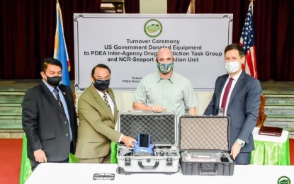 <p><strong>BOOSTING ANTI-DRUG CAMPAIGN.</strong> PDEA Director General Wilkins Villanueva (2nd from left) receives the drug detection equipment donation from officials of the US Drug Enforcement Agency and the US Department of State in a ceremony at the PDEA Headquarters on Wednesday (Oct. 28, 2020). Villanueva said the drug detection equipment would enhance the conduct of transnational drug trafficking investigations at the country's airports. <em>(Photo courtesy of PDEA)</em></p>
