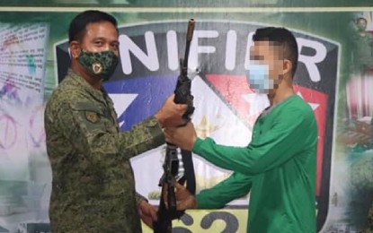 <p><strong>SURRENDER</strong>. Lt. Col. Melvin Flores (left), commanding officer of the 62nd Infantry Battalion, receives the M-16 rifle turned over by New People’s Army fighter Jun "Mel” Vergara during the latter’s surrender at the battalion headquarters in Barangay Libas, Isabela, Negros Occidental on Tuesday (Oct. 27, 2020). Vergara was a member of Squad 2, Sangay ng Yunit Pampropaganda Platoon under the Komiteng Rehiyon-Negros/Cebu/Bohol/Siquijor.<em> (Photo courtesy of 62nd Infantry Battalion, Philippine Army)</em></p>