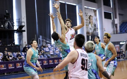<p><strong>5th WIN FOR ALASKA</strong>. Vic Manuel hits a jumper to score a total of 24 points on 11-of-14 shooting to lead Alaska to a 105-97 win over Phoenix in a Philippine Basketball Association game at the Angeles University Foundation Sports and Cultural Center on Thursday (Oct. 29, 2020). It was Alaska’s fifth win in eight games while Phoenix fell to 4-3. <em>(PBA courtesy of PBA Images)</em></p>