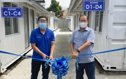 <p><strong>QUARANTINE FACILITY.</strong> Public Works Secretary Mark Villar (left) turns over the 136-bed quarantine facility to Marikina City Mayor Marcelino Teodoro (right) during a ceremony in Barangay Nangka on Friday (Oct. 30, 2020). This is the city's eighth quarantine facility. <em>(Photo courtesy of Marikina PIO)</em></p>