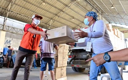 <p><strong>FACE MASKS FOR 33 VILLAGES.</strong> A staff of Davao City 1st District Rep. Paolo “Pulong” Duterte hands over a box containing face masks to a barangay worker on Thursday (Oct. 29, 2020). The 300,000 pieces of face masks are intended for residents of areas identified as high-risk for Covid-19. <em>(Photo courtesy of Davao City 1st Dist. Rep. Paolo 'Pulong' Duterte's office)</em></p>
