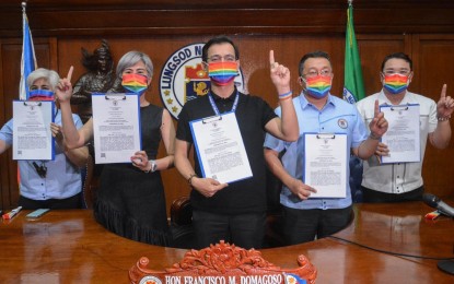 <p><strong>ANTI-DISCRIMINATION.</strong> Manila Mayor Francisco 'Isko Moreno' Domagoso (center) shows a copy of Ordinance 8695 he signed on Thursday (Oct. 29, 2020). The ordinance prohibits all acts of discrimination against the LGBTQI and penalizes violators. <em>(Photo courtesy of Manila PIO)</em></p>