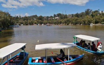 <p><strong>BURNHAM LAKE</strong>. The lake at the Burnham Park which is among the favorite attraction of tourists visiting Baguio City. (<em>PNA photo by Liza T. Agoot</em>) </p>
