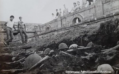 <p><strong>PARIAN MASS GRAVE.</strong> Laborers from the Intramuros Administration uncover a mass grave in this undated photo. The people became calm and work resumed only after a priest from the Colegio de San Juan de Letran was called to bless the remains. <em>(Photo courtesy of Intramuros Administration | Rancho Arcilla)</em></p>