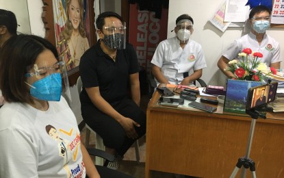 <p><strong>FREE SURGICAL MISSION.</strong> Dr. Norman Rabago (in black shirt), provincial health consultant and chief executive officer of Karmelli Clinic and Hospital, invites all Ilocanos to take advantage of a three-day surgical mission slated on Nov. 12-14, 2020. Also in photo are employees of the Karmelli Clinic and Hospital to facilitate the screening of applicants. (<em>PNA photo by Leilanie G. Adriano</em>)  </p>