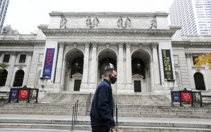 <p>A pedestrian walks past New York Public Library in New York, the United States, Nov. 2, 2020. <em>(Xinhua photo/Wang Ying)</em></p>