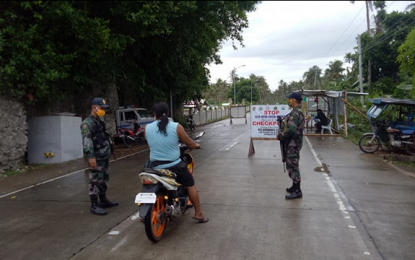 <p><strong>ENHANCED MEASURES</strong>. Police personnel flag down a motorcycle in a checkpoint area in Hernani, Bataan in this undated photo. The Inter-Agency Task Force for the Management of Emerging Infectious Diseases’ (IATF-EID) on Saturday (March 27, 2021) issued Resolution 106 imposing “enhanced measures against Covid-19 in Central Luzon Cordillera region, and the provinces of Quezon and Batangas City. <em>(File photo)</em></p>