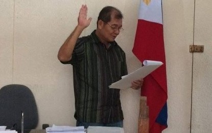 <p><strong>COVID-19 VICTIM.</strong> Palapag, Northern Samar Mayor Manuel Aoyang during an oathtaking ceremony in 2016. The official died early Friday (Nov. 6, 2020) just a week after he tested positive for coronavirus disease 2019. <em>(Photo from Manuel Aoyang FB account)</em></p>