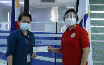 <p><strong>REMITTANCE</strong>. Philippine Charity Sweepstakes Office Charity Assistance Department Officer-in-Charge Jerusa Corpuz hands a check to Philippine Sports Commission Commissioner Celia Kiram in simple ceremonies at the PCSO Main Office in Shaw Boulevard, Mandaluyong City on Thursday. (Nov. 5,2020). The fifth remittance for 2020 brings this year’s PCSO total remittance to PHP1,816,527.03. <em>(PSC photo)</em></p>