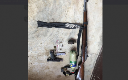 <p><strong>ASG TERRORIST.</strong> Firearms recovered after a police operation was conducted to arrest Abu Sayaff Group member Salip Adzhar Alidjam in his residence in Zamboanga Sibugay on Saturday (Nov. 7, 2020). Alidjam was killed in the operation.<em> (PNP photo)</em></p>