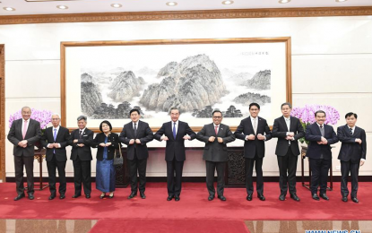 <p><strong>SOLIDARITY</strong>. Chinese State Councilor and Foreign Minister Wang Yi meets with diplomatic envoys of the Association of Southeast Asian Nations (Asean) countries in Beijing on Sunday (Nov. 8, 2020). Wang said China and Asean should strengthen their confidence and solidarity to make joint efforts to inject more positive energy into regional stability and prosperity. <em>(Xinhua/Yin Bogu)</em></p>