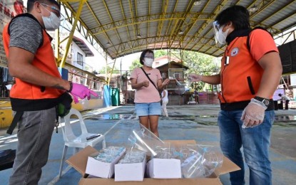 <p><strong>PROTECTION.</strong> A staff member from the office of 1st District Rep. Paolo 'Pulong' Duterte hands over a face shield to a resident in Davao City on Monday (Nov. 9, 2020). The lawmaker's office is set to distribute over 150,000 face shields to 54 barangays under the first district and to 33 barangays noted with high cases of coronavirus disease 2019 within the week. (<em>Photo courtesy of Davao City 1st Dist. Rep. Paolo 'Pulong' Duterte's office)</em></p>