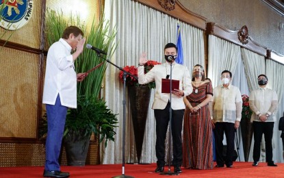 <p><strong>OATH OF OFFICE</strong>. President Rodrigo Roa Duterte administers the oath of office of Marinduque Rep. Lord Allan Jay Velasco as the new House Speaker at the Malacañan Palace on Monday (Nov. 9, 2020). Velasco was accompanied by his wife Rowena, his father Marinduque Governor Presbitero Velasco Jr., and his mother Torrijos Mayor Lorna Velasco. <em>(Presidential photo by King Rodriguez)</em></p>