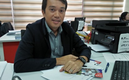<p><strong>ONLINE TRANSACTION</strong>. Mark Ken Carmelita, members services officer at Pag-IBIG’s branch in Molo in this file photo. Carmelita said Wednesday (Nov. 18, 2020) they encourage members to transact via various online platforms as a precautionary measure against Covid-19. <em>(PNA file photo)</em></p>