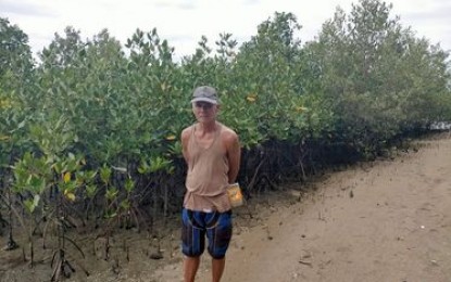 <p><strong>MANGROVE PLANTER.</strong> Gary Dabasol, the man who planted 10,000 mangrove trees behind his house in Matalom, Leyte. His effort has been appreciated by netizens. <em>(Photo courtesy of Dan Niez)</em></p>