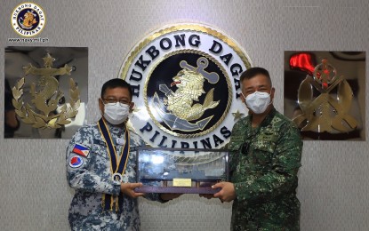 <p><strong>BOOSTING TIES.</strong> Philippine Coast Guard commandant, Adm. George Ursabia (left), receives a token of appreciation from Navy Chief, Vice Adm. Giovanni Carlo Bacordo (right), during his visit to the Navy headquarters in Naval Station Jose Andrada, Roxas Boulevard, Manila on Tuesday (Nov. 10, 2020). During the visit, Ursabia and Bacordo discussed collaborations and plans between the Navy and the Coast Guard, especially in conducting maritime law enforcement in the country. <em>(Photo courtesy of the Naval Public Affairs Office)</em></p>