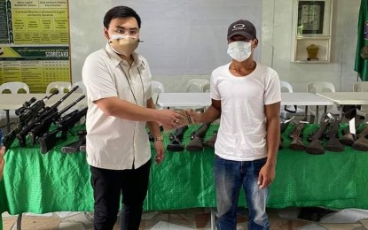 <p><strong>NEW LIFE.</strong> Mayor Datu Ali Pax Mangudadatu (left) of Datu Abdullah Sangki town in Maguindanao shakes the hand of one of the 10 Bangsamoro Islamic Freedom Fighters (BIFF) who yielded to the military on Wednesday (Nov.11, 2020). The provincial government awarded the surrenderers with livelihood packages to become productive residents in their communities. (<em>Photo courtesy of Brigada News FM Cotabato</em>)  </p>