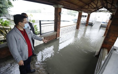 <p><strong>NOT SPARED</strong>. Senator Christopher Lawrence “Bong” Go shows the flooded area near the Malago Clubhouse in Malacañan Palace after the Pasig River overflowed due to heavy rains brought by Typhoon Ulysses on Thursday (Nov. 12, 2020). The Malago Clubhouse is the official residence of President Rodrigo Duterte. <em>(Photo courtesy of Senator Bong Go)</em></p>