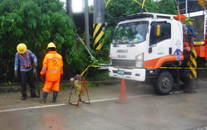 <p><strong>DOWN.</strong> Meralco personnel fix power lines downed by Typhoon Ulysses to restore electricity in its franchise areas. Some 3.8 million customers were out of electricity as of 5 a.m. Thursday (Nov. 12, 2020)<em>. (Photo courtesy of Meralco Facebook page)</em></p>