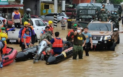 <p><strong>READY FOR RESCUE.</strong> PNP Chief, Gen. Debold Sinas (2nd from right), oversees the deployment of police personnel for search and rescue operations in Marikina City on Thursday (Nov. 12, 2020). More than 25,000 police officers were deployed to assist in search and rescue operations in areas hit by Typhoon Ulysses.<em> (Photo courtesy of PNP PIO)</em></p>