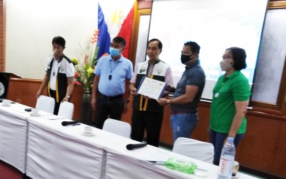 <p><strong>ASSISTANCE</strong>. Agriculture Secretary William Dar (center) hands over to Bulacan Governor Daniel Fernando the certificate of award amounting to PHP175.423 million worth of seeds and fertilizers for Bulakenyo farmers. Also in photo were DA Assistant Secretary Noel Reyes (extreme left), DA, Regional Director Crispulo Bautista (second to the left), and Provincial Agriculturist Ma. Gloria SF. Carrillo, (extreme right) <em>(Photo by Manny Balbin)</em></p>