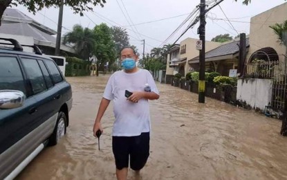 <p><strong>GOOD RESPONSE.</strong> Marikina Mayor Marcelino Teodoro wades in floodwater with his handheld radio while checking the situation in the city at the height of Typhoon Ulysses on Thursday (Nov. 12, 2020). The DILG commended the efforts of local government units, including Marikina, for their disaster response preparations for the typhoon. <em>(Photo courtesy of Marikina PIO)</em></p>