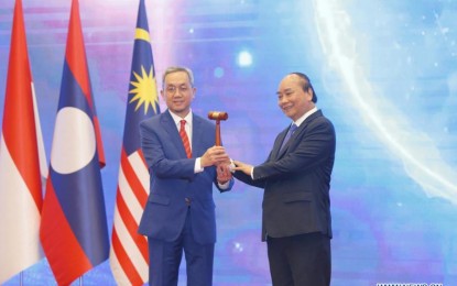 <p><strong>ASEAN SUMMIT.</strong> Vietnamese Prime Minister Nguyen Xuan Phuc (right) hands over a gavel representing the Asean chairmanship to the ambassador of Brunei to Vietnam at the closing ceremony of the 37th Asean Summit and related summits in Hanoi, Vietnam on Nov. 15, 2020. The Association of Southeast Asian Nations (Asean) concluded its 37th summit and related meetings, putting priorities on measures to respond to the Covid-19 pandemic and commitments to multilateral cooperation. <em>(VNA via Xinhua)</em></p>