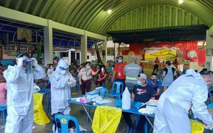 <p><strong>PREVENTIVE MEASURES.</strong> The Pasig government conducts Covid-19 test for typhoon-affected residents currently staying in various evacuation centers on Monday (Nov. 16, 2020). This is part of measures to prevent the spread of the disease inside evacuation facilities. (<em>Photo grabbed from Mayor Vico Sotto's FB page)</em></p>