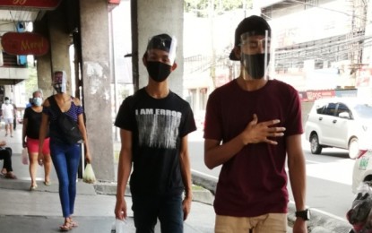 <p><strong>ADDED PROTECTION</strong>. Residents of Bacolod City wear face shield along with face mask while in the downtown area as added protection against coronavirus disease (Covid-19). Those not wearing face shields in public places will be penalized under City Ordinance 944. <em>(PNA Bacolod file photo)</em></p>