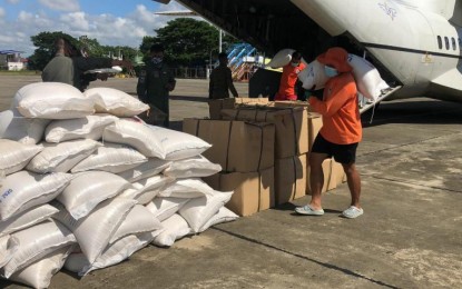 <p>Military personnel load boxes and sacks of relief items ready for transport to flooding victims of Typhoon Ulysses in Cagayan. <em>(Photo courtesy of PAF)</em></p>